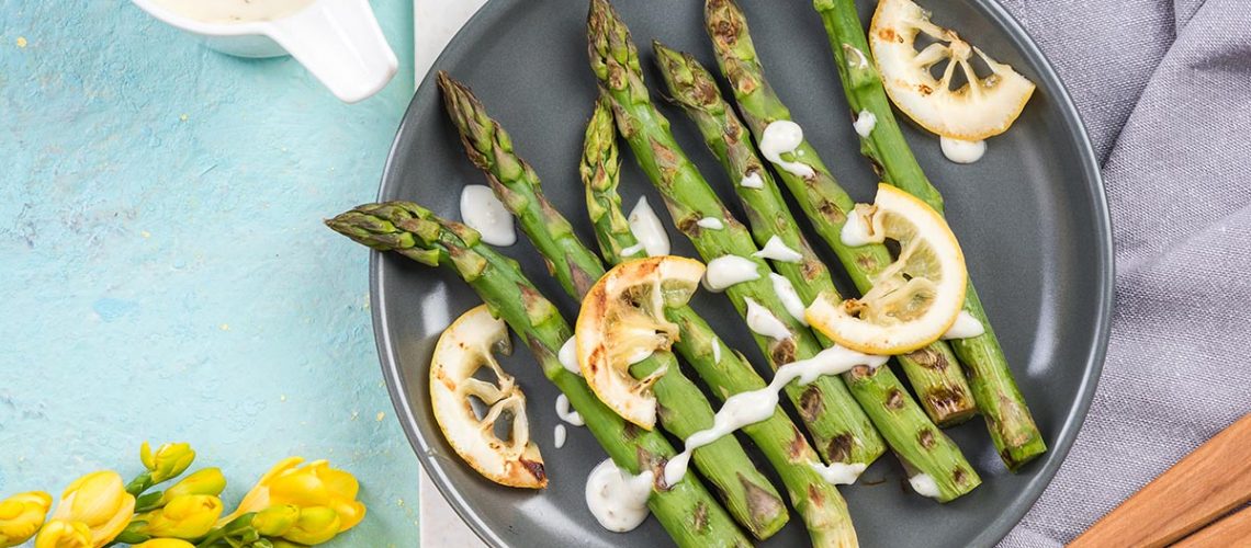 Healthy grilled asparagus with lemon.